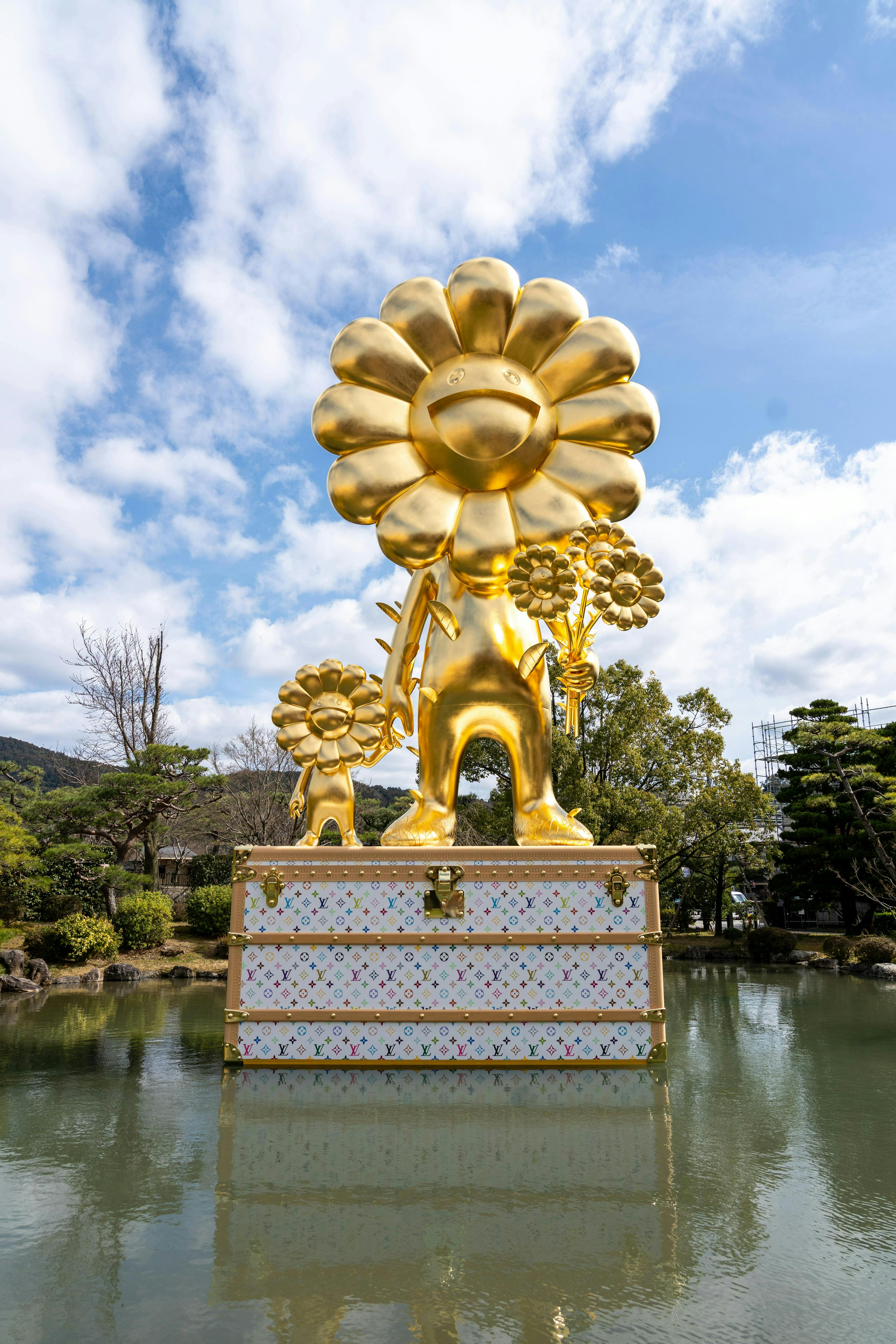 Takashi Murakami flower-parent-and-child-sculpture